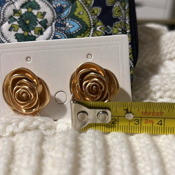 Gold tone Roses. Post back. Large. - Picture 3 of 4
